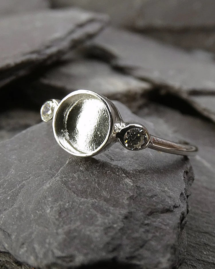 circle ring with CZ stone either side