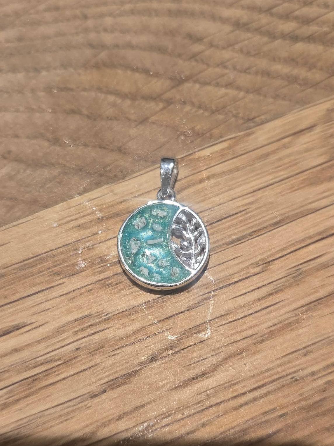 Solid silver pendant with leaf design