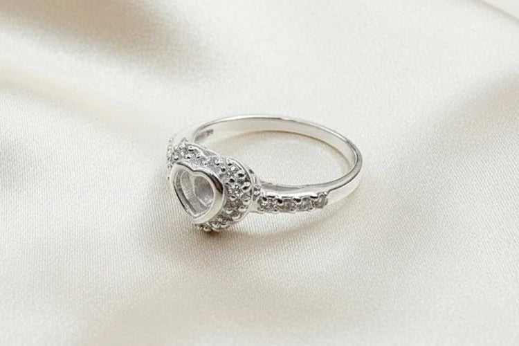 Heart diamante ring